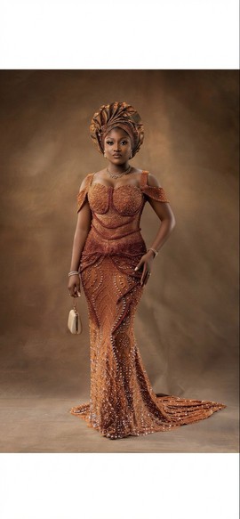 Robe sirène en bronze ornée de perles, à épaules dénudées