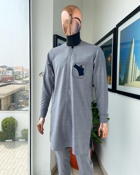 Un baba bleu, pistolet détaillant poche plaquée africain traditionnel sénateur caftan natif.