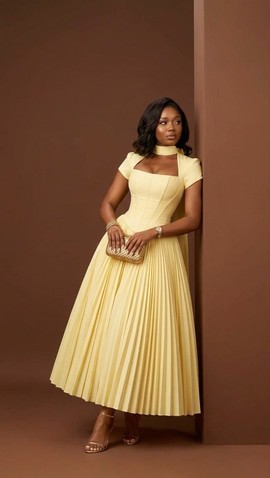Robe mi-longue ou longueur thé plissée d’inspiration vintage, avec un corsage structuré et une cape-écharpe assortie