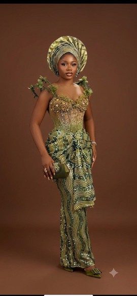 Robe de haute couture avant-gardiste perlée vert olive et vert mousse