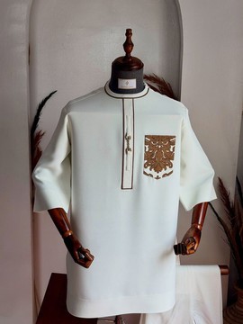 Haut traditionnel blanc pour homme avec poche à imprimé baroque marron – Chemise caftan africaine traditionnelle