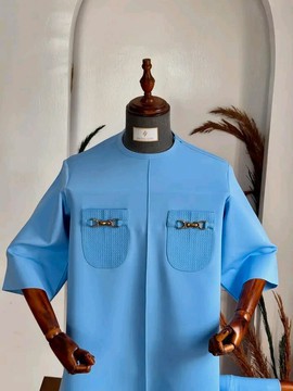 Haut traditionnel bleu ciel pour homme avec détail de poches doubles à maillons dorés – tenue traditionnelle deux pièces