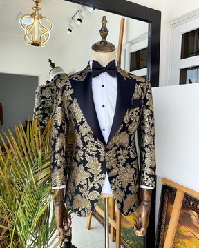 Un costume de smoking en jacquard à motifs dorés Peak Label Suit