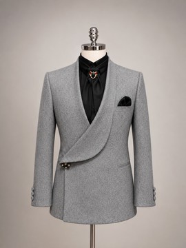 Blazer gris pour homme de style cache-cœur avec broche ornée de pierres précieuses