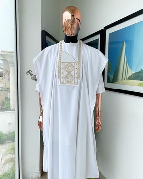 Une tête de Méduse blanche brodée, caftan de sénateur traditionnel à manches 3/4 natif et sokoto
