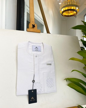 Un blanc à rayures audacieuses, des broderies détaillant le caftan du sénateur natif.