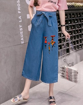 jeans capri avec patchs figures africaines sur le devant