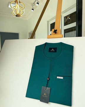 Un caftan zippé sur mesure pour hommes vert émeraude.