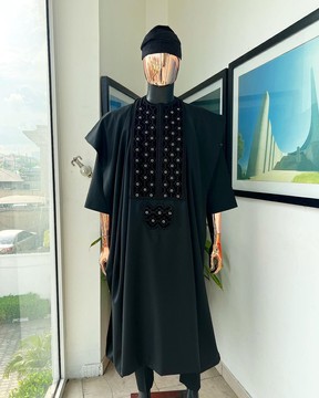 Un noir anthracite, œillet à œillets sur les détails de broderie octa agbada