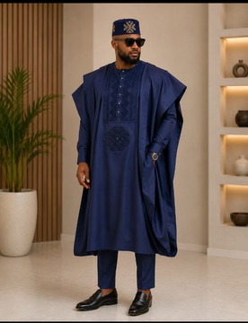 Ensemble Agbada brodé bleu marine pour homme – Tenue traditionnelle sénatoriale 4 pièces avec casquette