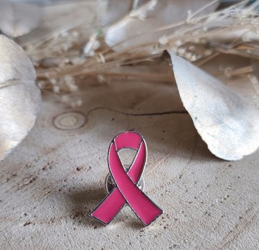 Pin's en forme de ruban rose Dim : 2,4 cm x 1,9 cm