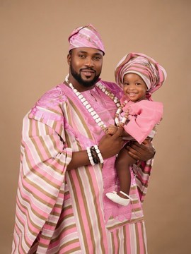 Ensemble traditionnel assorti en Aso Oke à rayures roses et marron pour père et fille