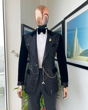 Un noir anthracite, revers en pointe, costume de smoking en dentelle perlée, pantalon de smoking et nœud papillon