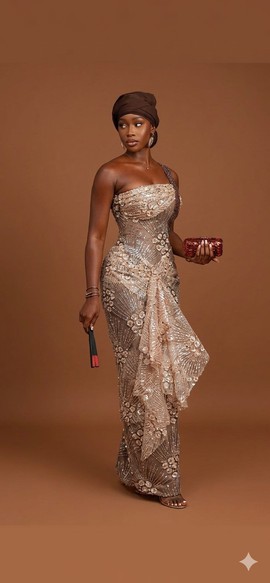 Robe corset champagne et dorée ornée de détails raffinés