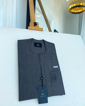 Une vitre invisible à carreaux gris, caftan de sénateur traditionnel africain natif.