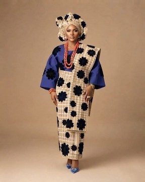 Ensemble féminin en aso oke bleu royal et doré avec appliqué floral noir