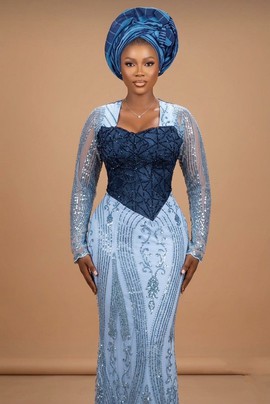Robe en maille à sequins bleu clair avec corset brodé de perles indigo foncé