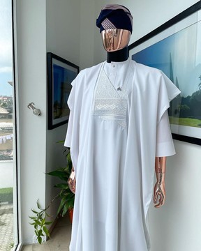Un agbada blanc céleste au design jakan, un buba à manches 3/4 avec une pierre Swarovski Agbada