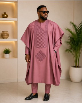 Ensemble Agbada rose poudré pour homme – Tenue nigériane en tissu Senator avec broderie à effet tissé