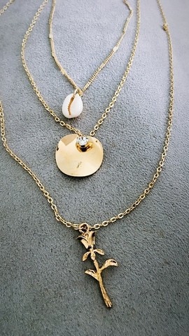 Magnifique collier 3 étages rose et cauris