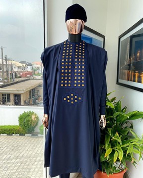 Un motif de broderie carré bleu nuit rechargé et connecté Agbada