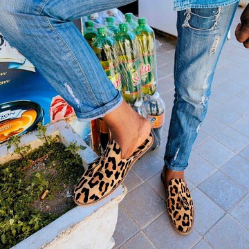 Babouche ” Fauve ” unisexe en cuir de léopard , balgha upcyclé
