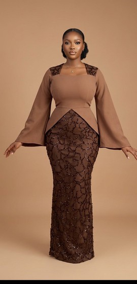 Élégante robe de soirée marron moka à manches cloche, ornée de dentelle à sequins