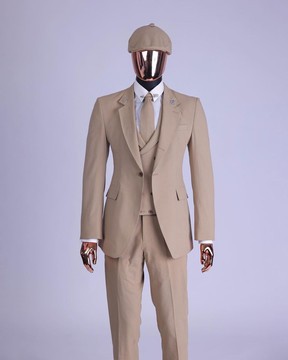 Une tortilla "peaky blinders" marron, tissu seer sucker, tricoté, costume à revers cranté