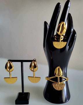 Parure en plaqué ou 3 pièces (anglais : gold-plate)