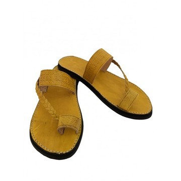 Feminine sandal in real leather