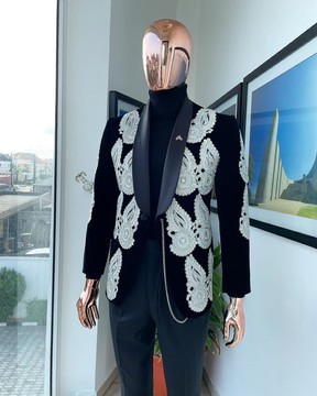 Un costume de smoking « Justin » rechargé, un costume de smoking orné d'une décoration Swarovski argentée