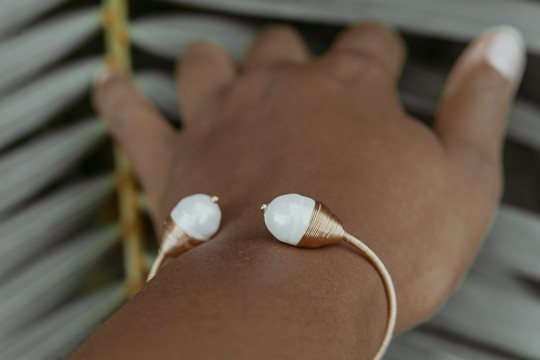 Caurine 🐚Bangle bracelet gilded with gold adorned with mother-of-pearl "Bertoua"