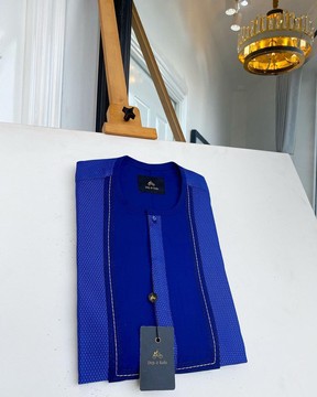 Une nuance apparentée de caftan de sénateur sur mesure pour homme bleu.