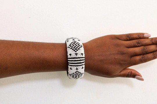 Bracelet manchette africain fait main en perles pour femme – Jonc original noir et blanc