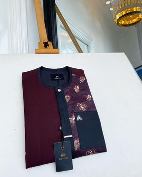 Un natif de caftan de sénateur sur mesure violet sangria.