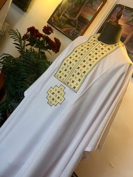Un Agbada blanc brodé d'or