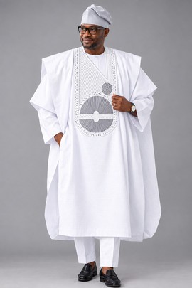 Tenue de sénateur Agbada blanche pour homme avec broderies audacieuses