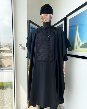 Broderie d'imagerie 3D de précision monochrome noir anthracite agbada, buba &amp; sokoto