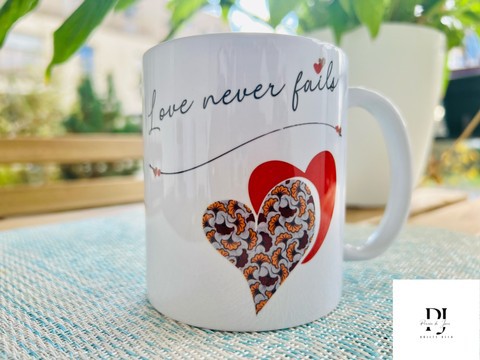 Mug « Love never fails »