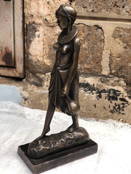 Sculpture en bronze de femme africaine / statue de table de décoration intérieure / accessoire de décoration de style intérieur
