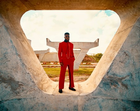 Un costume cache-cœur rouge cramoisi, revers en pointe, bouton unique