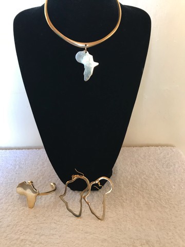 Un ensemble de collier en laiton, bracelet et boucles d'oreilles / bijoux africains, collier africain / boucle d'oreille africaine