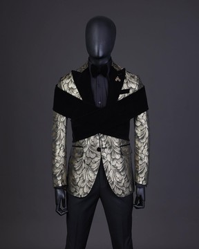 Une éclaboussure « pieuvre » noir anthracite et or, un costume de smoking à revers en pointe, un pantalon de smoking et un nœud papillon