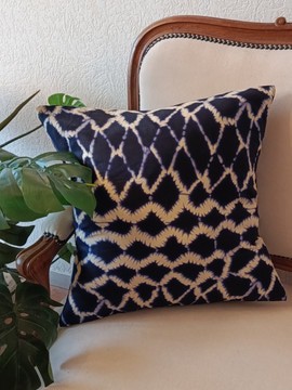 "Conakry". Housse de coussin en wax motifs batik bleu de Guinée.  Dimension : 50 cm x 50 cm.