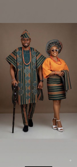 Tenue traditionnelle de couple en Aso Oke