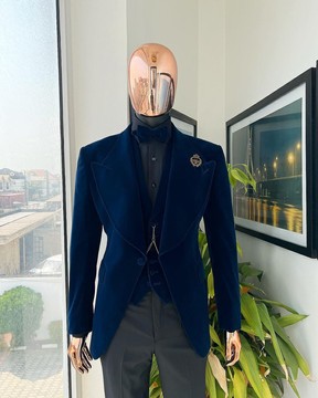 Un bleu nuit, tissu de velours imbibé, tricoté, costume de smoking à larges revers en pointe