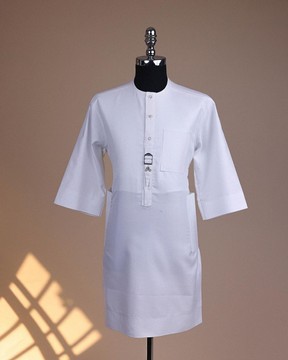 Un caftan blanc brillant à rabat sur le devant avec un bouton Swarovski et une étiquette en métal