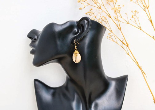 Boucles d’oreilles en coquille de cauri africaine, boucles d’oreilles Cowrie, boucles d’oreilles en coquillage de mer, boucles d’oreilles en laiton, cadeau de Noël