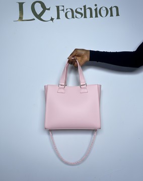 Élégant sac cabas rose avec bandoulière à chaîne