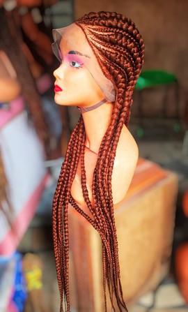 Élégante femme africaine aux longues tresses d’une couleur rare